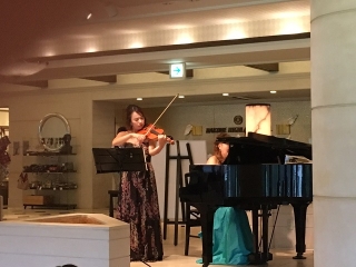 8月11日の演奏はピアノとバイオリンの演奏でした。