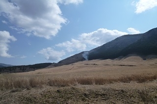 高原のてっぺんから火が点されました。