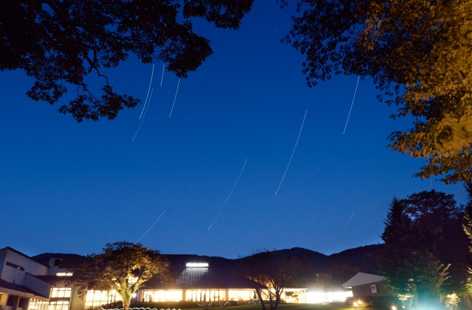 お写真は以前撮影したホテル庭園からの星空です