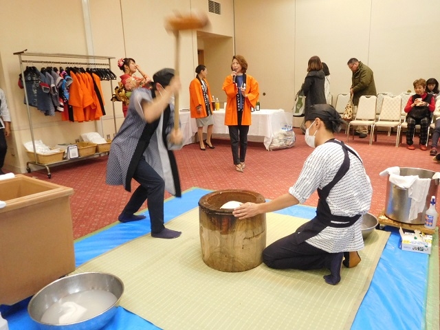 毎年恒例のお餅つき風景