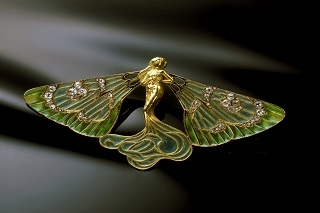 ブローチ「シルフィールド（風の精）」　代表作の一つです。 女性の体と美しい羽を持つ妖精がモチーフのブローチ。七宝の技法で、羽の透明感を表現しています。ラリックは、斬新なデザインと技術で芸術性の高い作品を制作しました。
