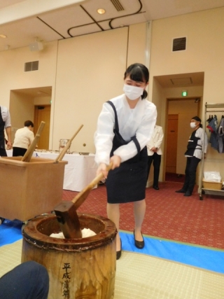 フロントスタッフ久保田のお餅つき