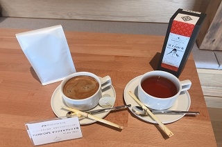富士山の伏流水で淹れたお茶をお楽しみいただけます！店内入口では、コーヒーや紅茶の販売もございます。