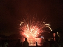 芦ノ湖沿いに座って花火を鑑賞しました。
