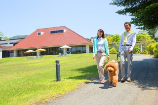 自然に囲まれた広大な庭園